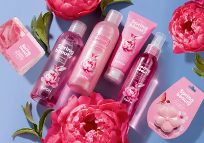 Аромат Spring Beauty от Faberlic - дыхание весеннего сада Флакон женской парфюмерии Spring Beauty на фоне цветущей сакуры